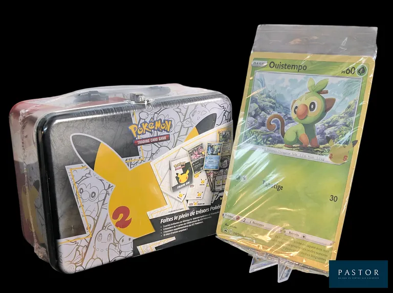 Coffret Pokémon scellé : valisette / boîte à goûter Célébrations (EB07.5) 25 ans + booster de cartes Jumbo promotionelles de la série.
En français.