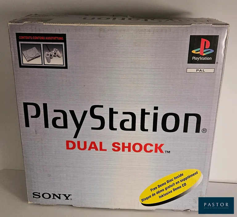 SONY - PS1. Console Playstation en boite avec 2 manettes officielles, cable péritel et alimentation. BE. Model SCPH-7002 C. Culte. Version PAL EUR. Sortie : 1995 - Test d'allumage effectué avec succès