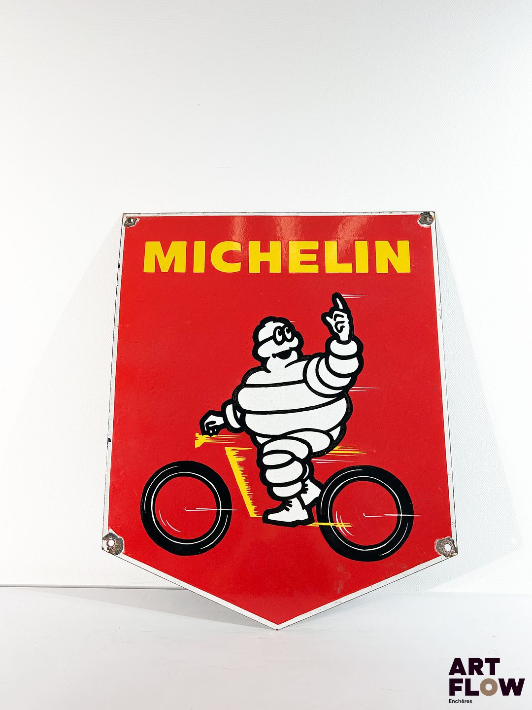 Grande plaque émaillée d'après Michelin - bonhomme Michelin faisant du vélo 55 x 44,5 cm Petits éclats et traces de rouille. Moderne