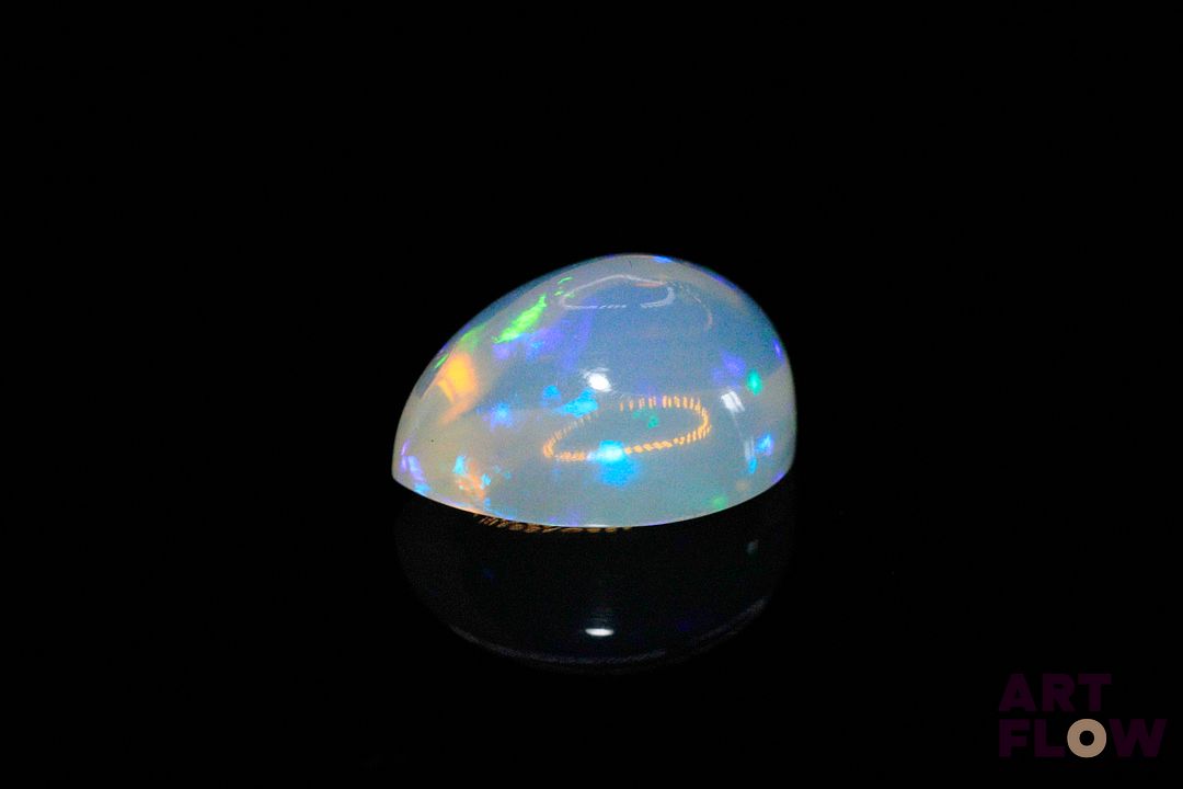 Opale blanche cabochon poire. Beaux éclats de couleur. 4.72 cts. 14.0mm x 10.0mm
