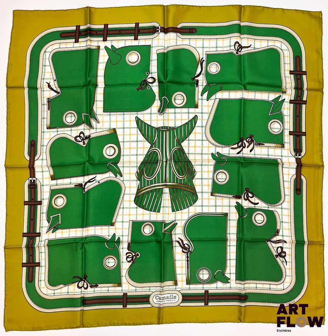 HERMÈS Modèle "Camails" Carré en twill de soie d'après Françoise DE LA PERRIERE 90 x 90 cm Très bon état général malgré infimes traces