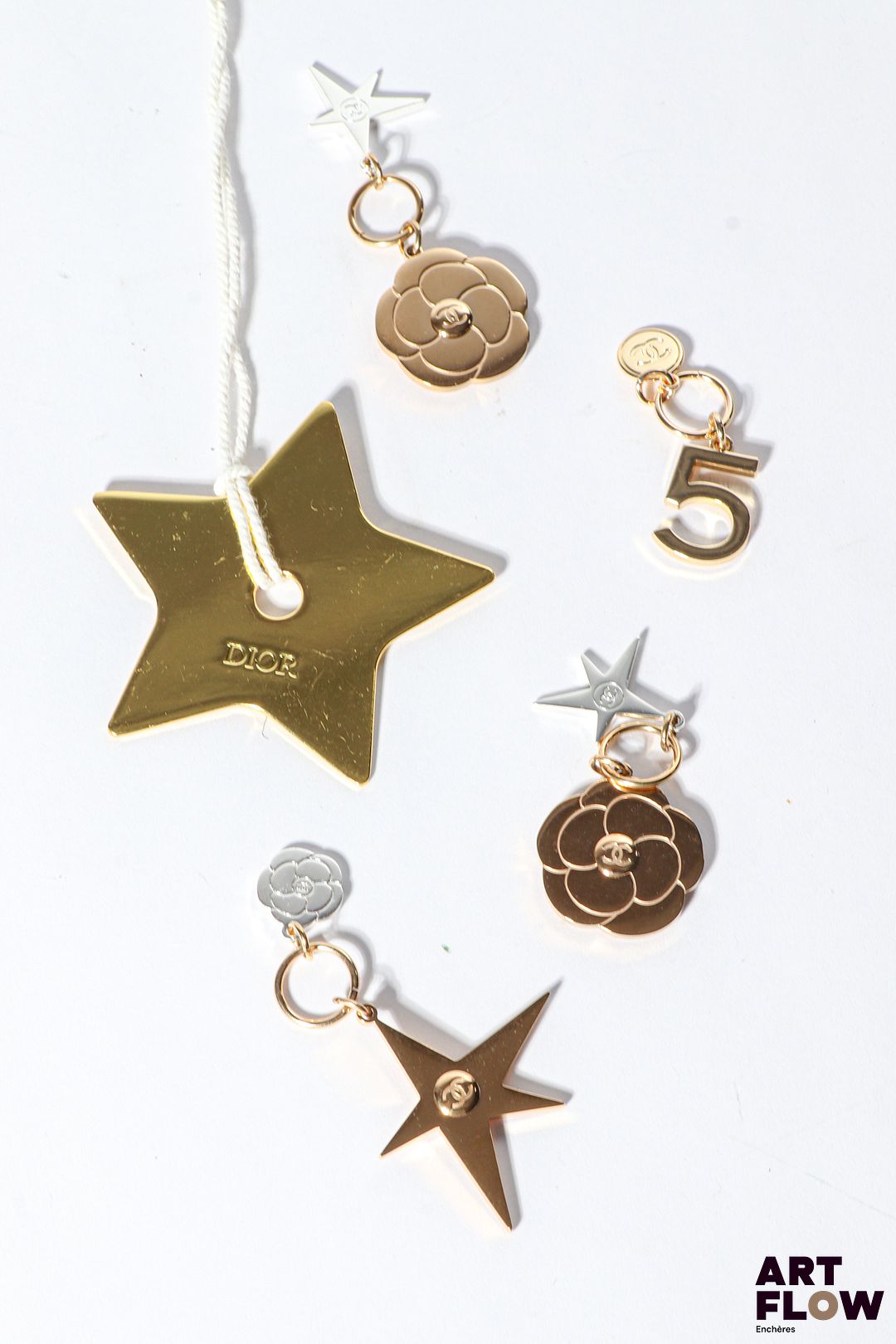 CHANEL Ensemble de pendants divers Hauteur : 6 cm pour l'étoile On y joint une étoile DIOR