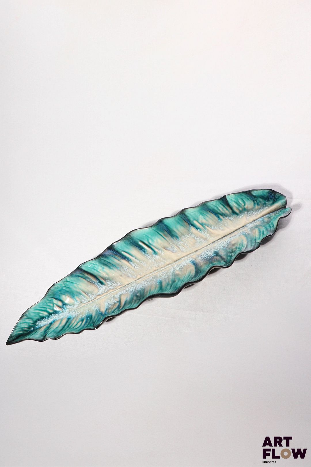 POL CHAMBOST (1906-1983) Importante coupe feuille en faience à couverte polychrome, le revers à couverte noire. Incisé au revers "Poterie Pol Chambost, Made in France" 66 x 16 x 6 cm Bibliographie : Philippe Chambost, "Pol Chambost, Sculpteur-Céramiste 1906-1983", Somogy Editions d'Art, Paris, 2006, modèle similaire p. 75