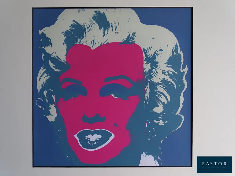 Andy Warhol (d'après)
 Marilyn, 1987 

Sérigraphie en couleurs porte un tampon au dos Art 18 Bâle 1987 - ART BASEL Édition limitée à 1000 exemplaires Bon état, légères marques de pliure dues à une manipulation délicate. Dimensions avec passe-partout : 40 x 40 cm, image 20 x 20 cm


Expédition obligatoire, jusqu'à 5 Lithographies dans votre colis pour 14,76€ TTC en France Métropolitaine, et 29,64€ TTC pour l'Europe