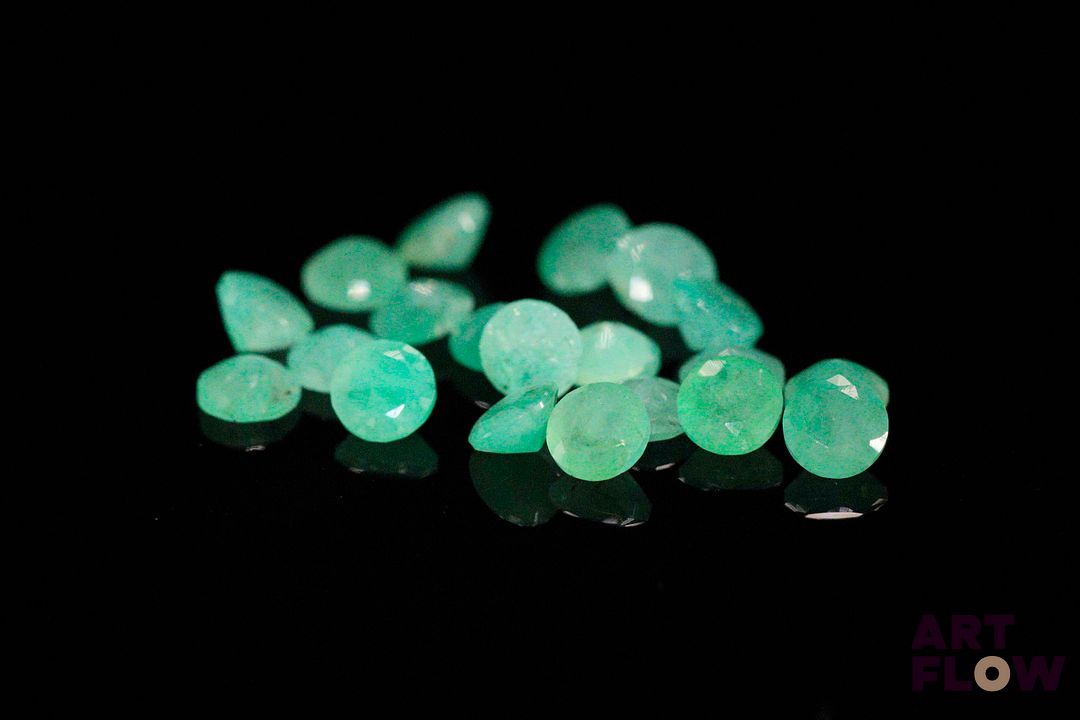 Vingt émeraudes rondes. Probablement Brésil, non chauffée. 5.23 cts. Diam. moy.: 4.2mm