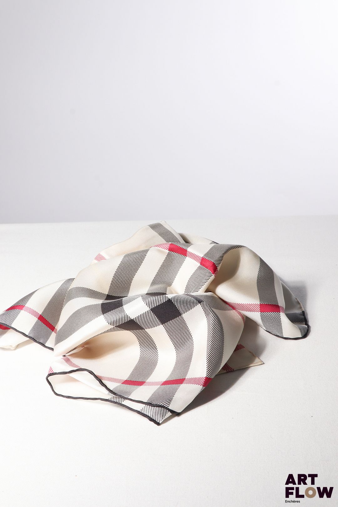BURBERRY Carré en soie imprimé tartan de couleur beige. 46 x 46 cm. Dans sa pochette cartonnée d'origine. Bon état général malgré quelques légers défauts.