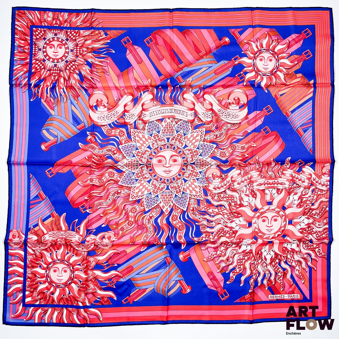 HERMES Modèle "Les sangles de Phoebus" Carré en twill de soie dessiné par Joachim Metz. 90 x 90 cm Dans ses plis d'origine Très bon état général.