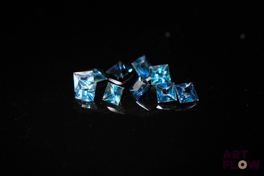 Dix saphirs carrés à pans vifs. 1.77 ct. Dims. moy.: 3.0mm x 3.0mm
