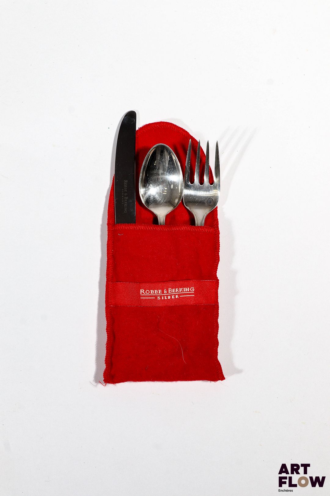 ROBBE & BERKING Ensemble de couverts en argent 925/1000 comprenant : - 1 fourchette - 1 cuillère - 1 couteau Dans son pochon Poids : 102,54 g