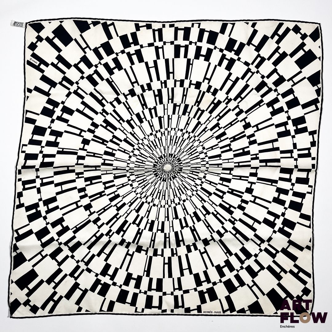 HERMÈS Modèle Op' H Carré en twill de soie dans les tons noir et blanc 65 x 65 cm Dans sa boîte d'origine Bon état général malgré quelques légers défauts (petites tâches, fils tirés)