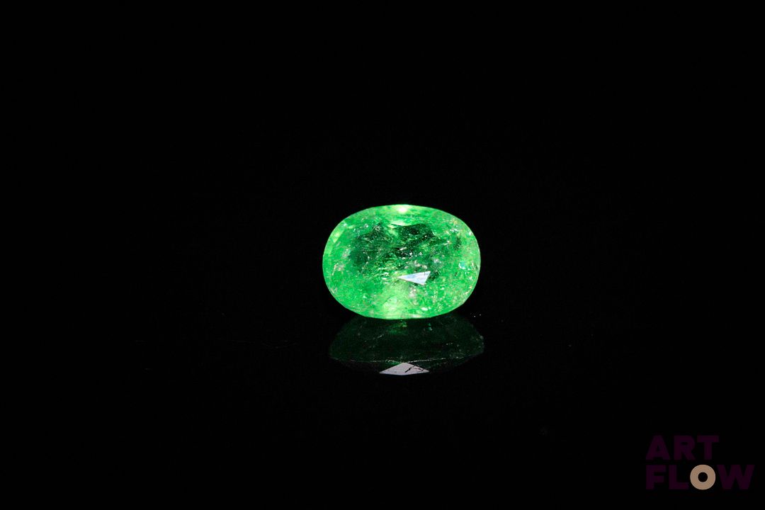 Grenat tsavorite ovale. Très belle couleur, inclusions, givres. 2.05 cts. 8.3mm x 7.0mm