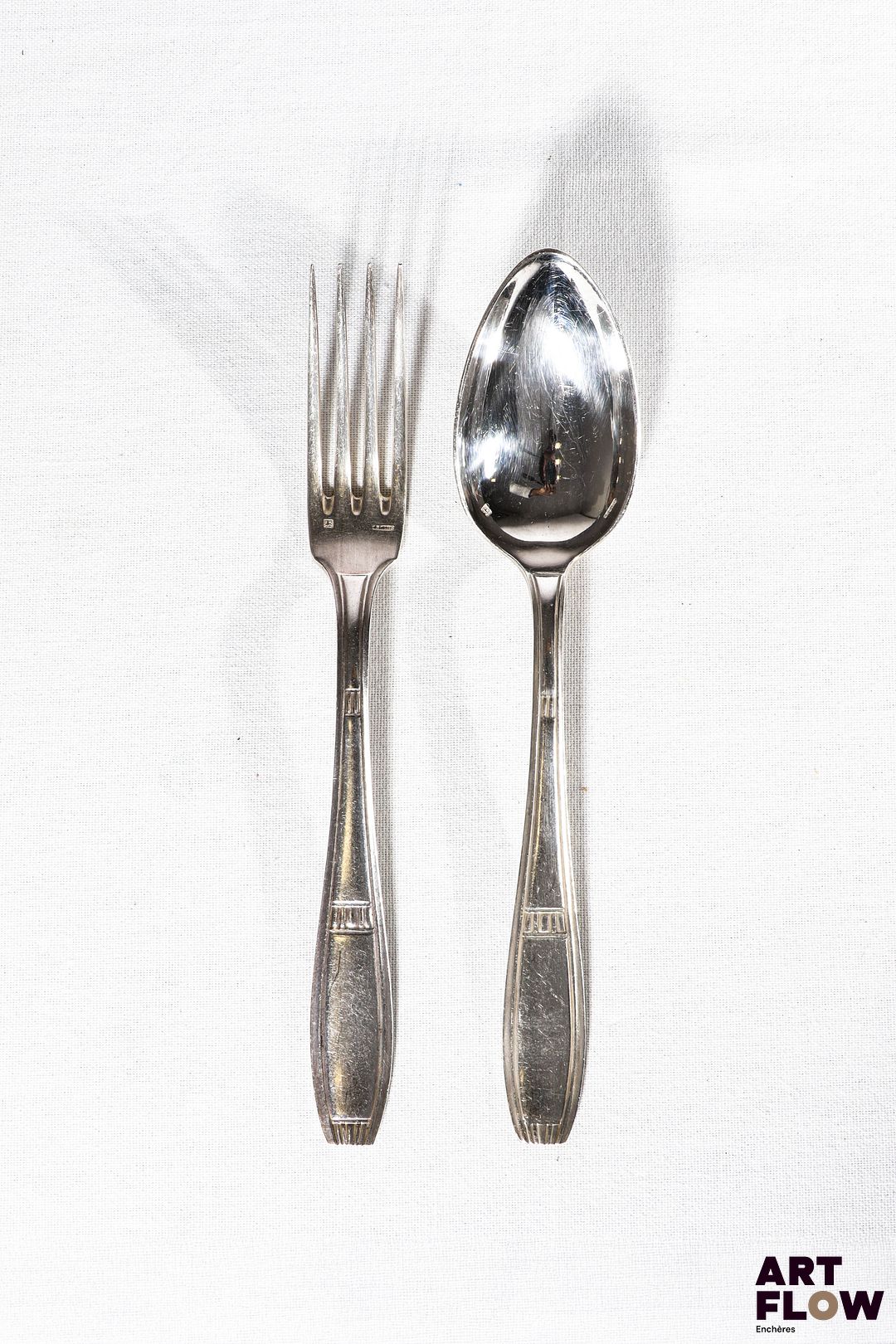 ERCUIS Douze couverts en métal argenté Dans leur écrin d'origine Bon état général malgré quelques légers défauts (rayures d'usage)