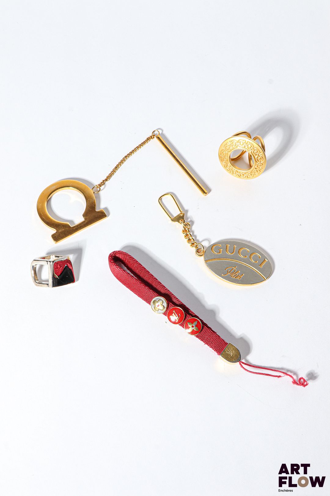 Ensemble comprenant des portes clés et autres goodies de marques tel que LOUIS VUITTON et GUCCI Longueur : 11 cm pour le porte clés