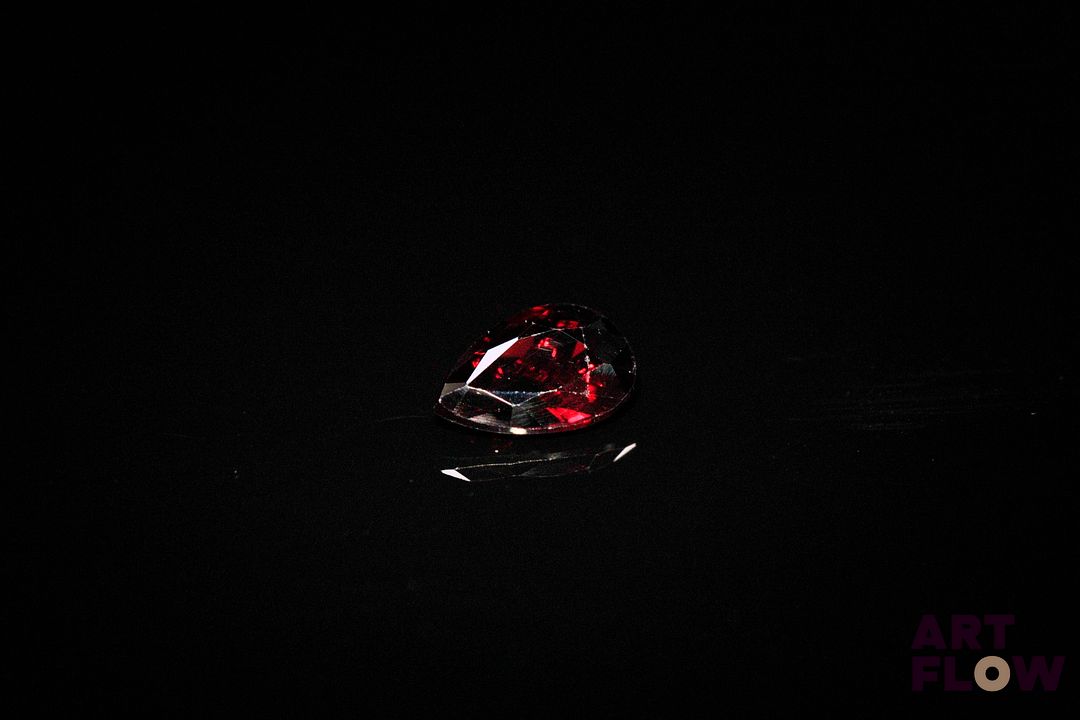 Zircon naturel rouge poire. Très belle couleur, inclusions. 1.25 ct. 8.0mm x 5.3mm