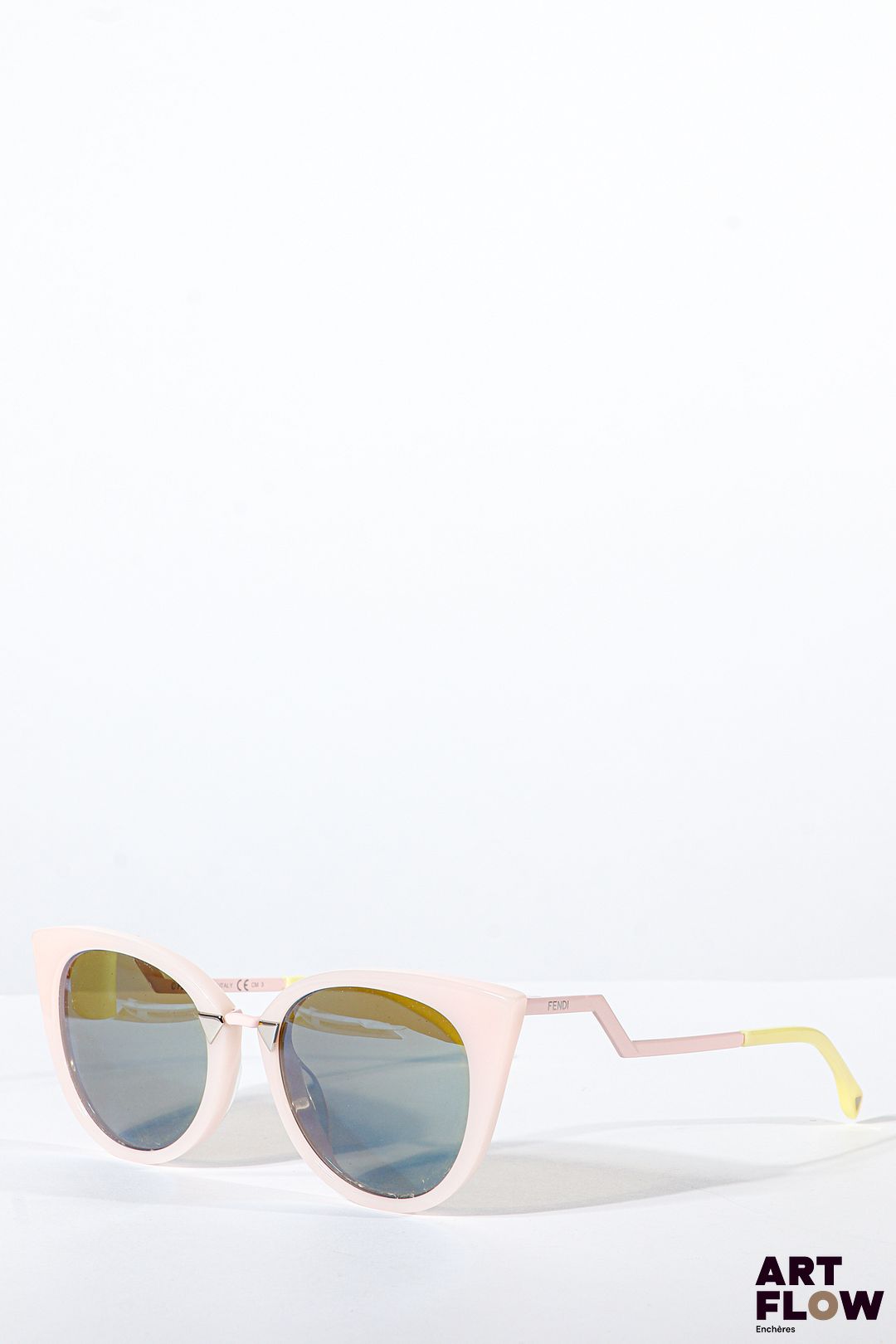 FENDI Lunettes de soleil en résine rose, monture en métal argenté, inscription de la marque sur les branches