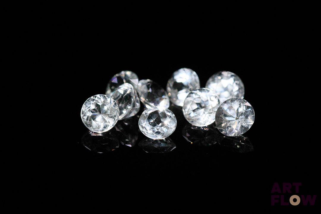 Six topazes incolores rondes. 9.37 cts. Diam. moy.: 6.0mm