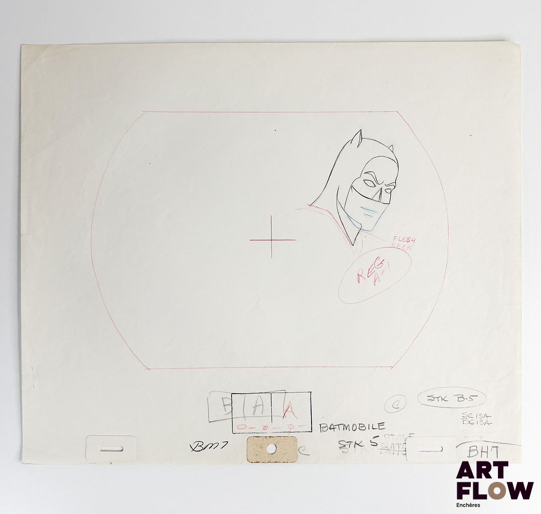 DC Comics, d'après Bob Kane Batman Dessin à la mine de plomb et crayons de couleur rose et bleu représentant le visage de Batman. Personnage de comics américains créé par DC Comics. « Batman, alias Bruce Wayne, est un justicier masqué veillant sur Gotham City. Dépourvu de super-pouvoirs, il compense par une intelligence stratégique hors pair, une maîtrise exceptionnelle du combat et des technologies de pointe. Figure sombre et déterminée, il incarne la résilience, la justice et la lutte contre le crime. » Dimensions : 26,5 x 31,5 cm