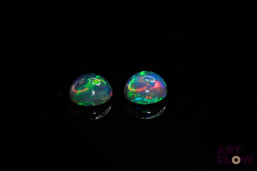 Appairage d'opales noires cabochons ronds. Beaux éclats de couleur. 2.50 cts. Diam. moy.: 7.0mm