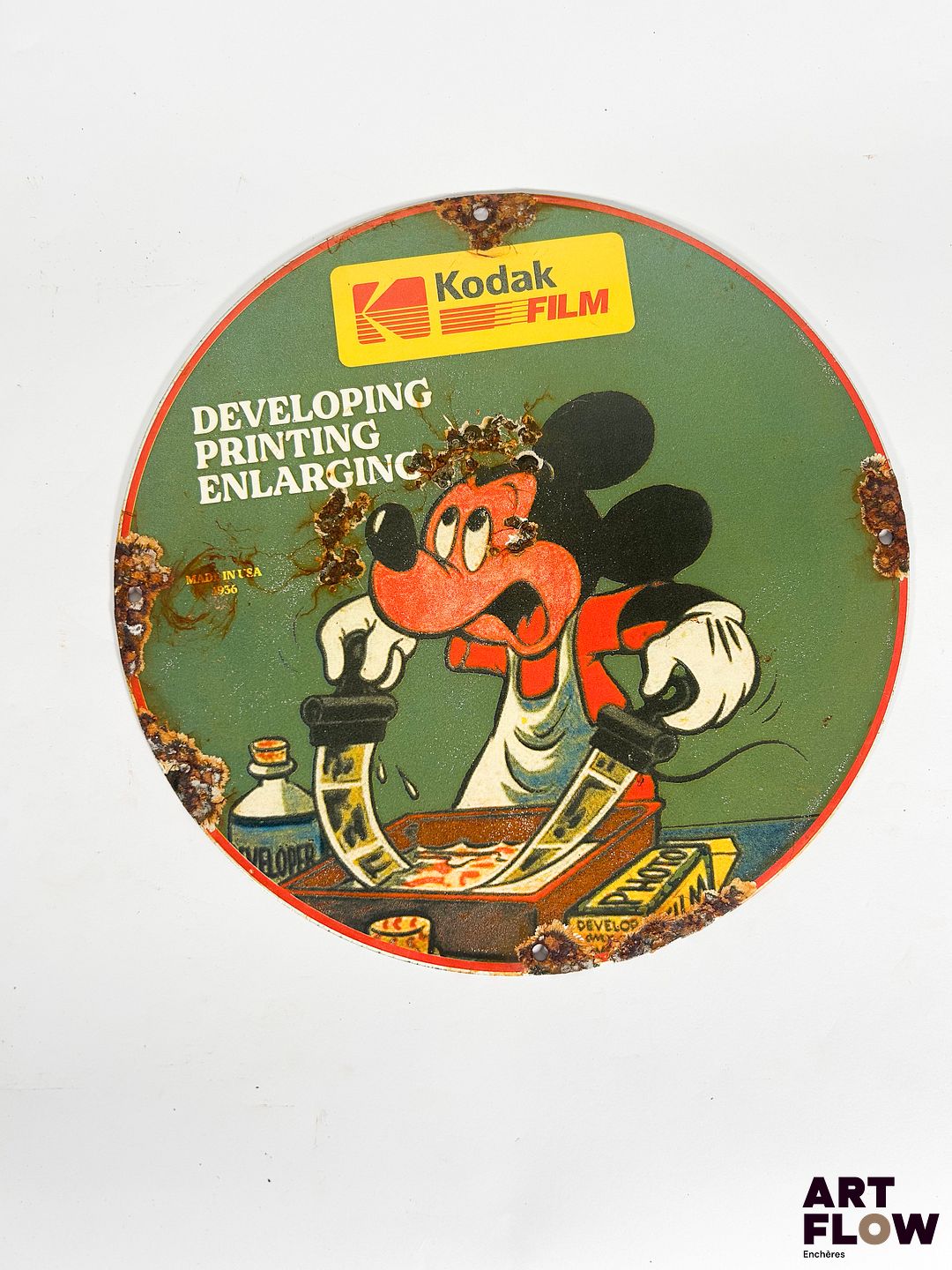 Plaque émaillée ronde Kodak Film représentant Mickey Diamètre : 30 cm Petits éclats et traces de rouille Reproduction moderne
