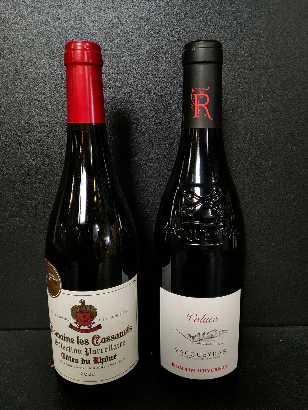 Lot de 12 bouteilles de vin rouge : 6 Romain Duvernay Vallée du Rhône Vacqueyras Volute 2022 et 6 Domaine Les Cassanets Côtes-du-rhône Sélection Parcellaire 2022