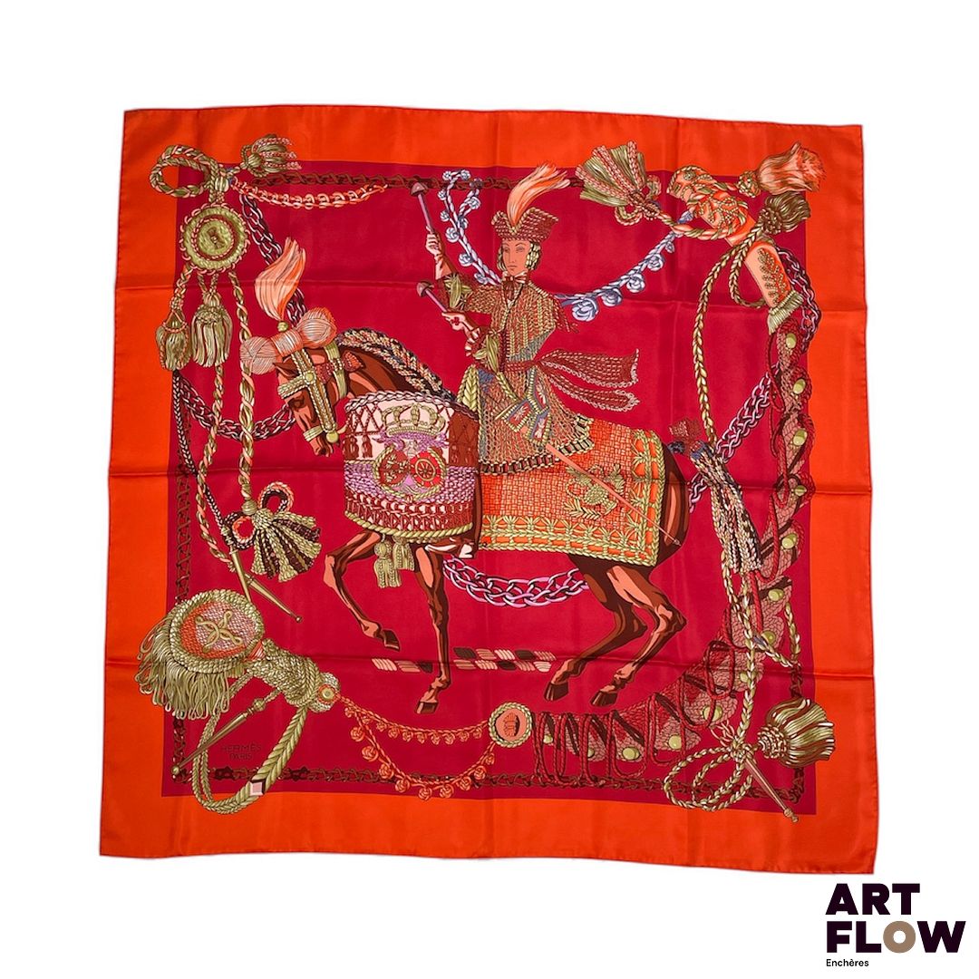 HERMÈS modèle Le timbalier d'après un dessin de Françoise HERON. Carré en twill de soie dans les tons rouge orangé 90 x 90 cm Infimes tâches