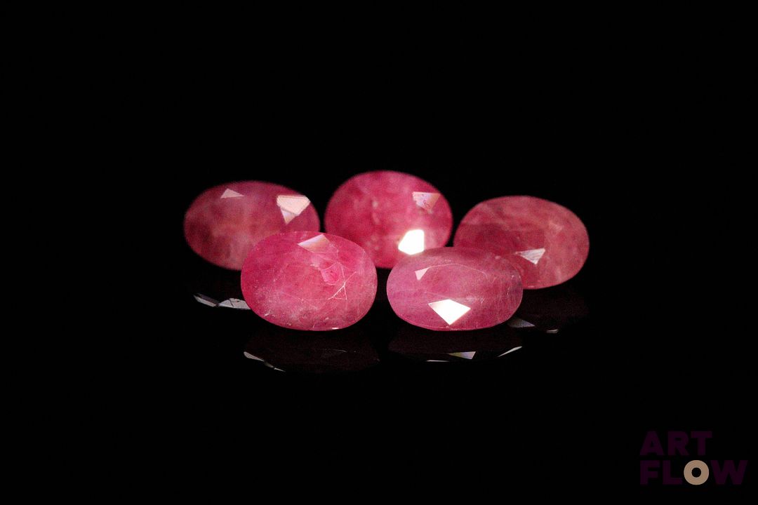 Cinq rubis ovales. 7.14 cts. Dims. moy.: 8.0mm x 5.75mm