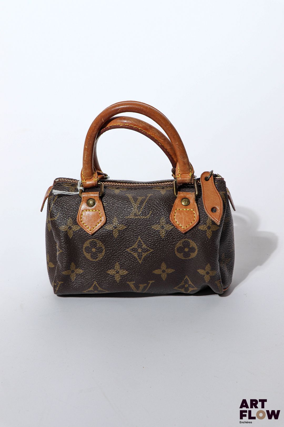 LOUIS VUITTON Sac modèle "Nano Speedy" en toile enduite monogrammée et cuir naturel, double anses, fermeture à glissière, doublure intérieure en tissu brun. Largeur : 16 cm. Haut. : 11 cm. Prof. : 7 cm. Petites usures