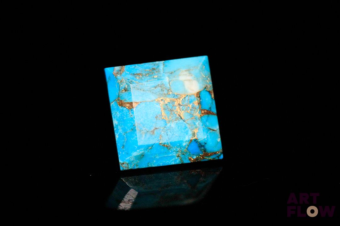 Turquoise «copper» carrée à pans vifs. Traitée. 6.55 cts. 12.0mm x 12.0mm