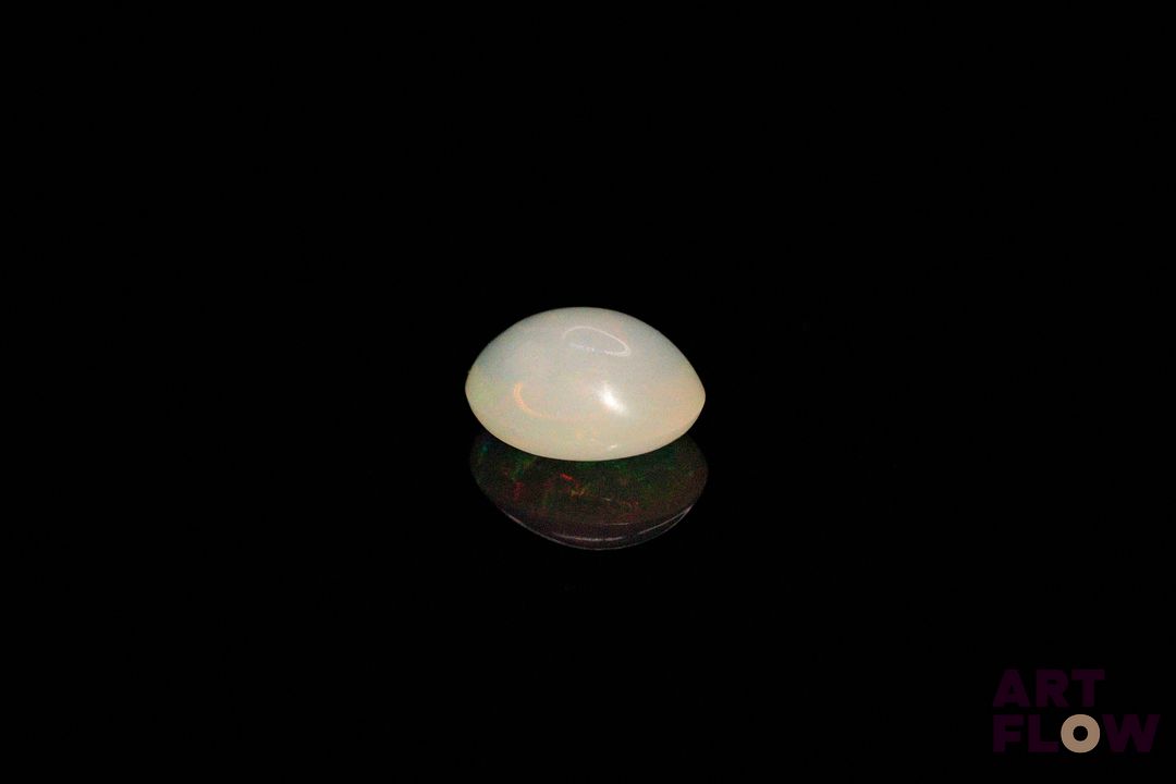 Opale blanche cabochon ovale. 1.58 ct. 9.2mm x 7.5mm