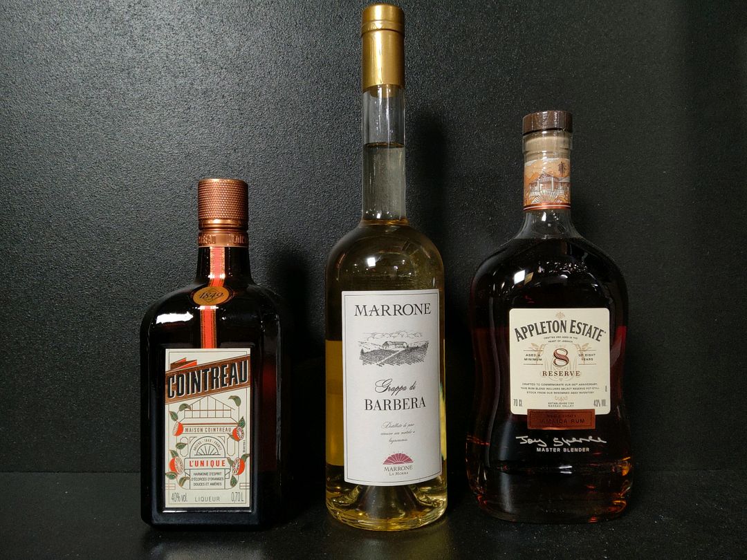 Lot de 3 spiritueux : liqueur cointreau, Eau de vie Marrone Grappa di Barbera, rhum Appleton Estate Reserve 8 ans d&rsquo;âge
